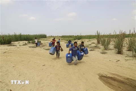 Trẻ em đi lấy nước tại vòi nước công cộng ở tỉnh Hajjah, Yemen, ngày 22/3/2020. (Ảnh: THX/TTXVN)