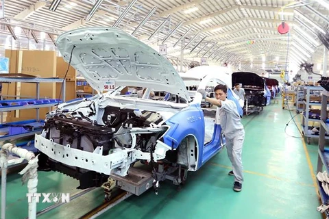 Dây chuyền lắp ráp ôtô du lịch tại nhà máy của Công ty Cổ phần ôtô Trường Hải (Thaco) trong Khu kinh tế mở Chu Lai, huyện Núi Thành, tỉnh Quảng Nam. (Ảnh: Vũ Sinh/TTXVN)