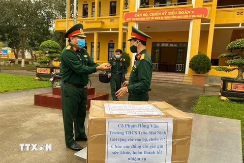 Sản phẩm tấm ngăn giọt do cô Vân làm ra được gửi đến Sư đoàn 390, Quân đoàn 1 (Bỉm Sơn, Thanh Hóa), nơi tiếp nhận công dân cách ly tập trung. (Ảnh: Khiếu Tư/TTXVN)