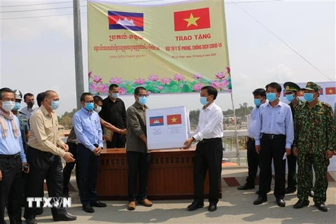 Lễ trao tặng vật tư y tế cho tỉnh Pray Veng (Vương quốc Campuchia). (Ảnh: Chương Đài/TTXVN)