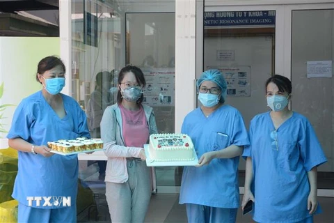 Bệnh nhân 135 tặng các bác sỹ, nhân viên y tế Bệnh viện Đà Nẵng chiếc bánh với dòng chữ 'Cám ơn Đà Nẵng.' (Ảnh: Văn Dũng/TTXVN)