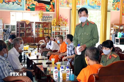 Tuyên truyền về cách phòng chống dịch COVID-19 tại chùa Khmer trên địa bàn tỉnh Sóc Trăng. (Ảnh: TTXVN)