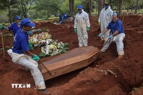 Chôn cất thi thể bệnh nhân mắc COVID-19 tại Sao Paulo, Brazil ngày 31/3/2020. (Ảnh: AFP/TTXVN)