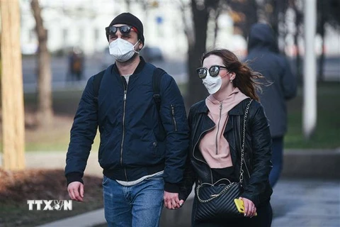 Người dân đeo khẩu trang nhằm ngăn chặn sự lây lan của dịch COVID-19 tại Moskva, Nga ngày 28/3/2020. (Ảnh: THX/TTXVN)