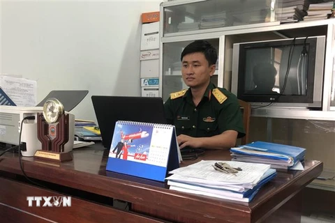 Thượng úy Phạm Văn Linh nghiên cứu tài liệu cho các dự án sáng tạo, cải tiến kỹ thuật trong đơn vị. (Ảnh: Phan Sáu/TTXVN)