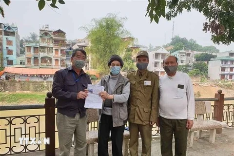 Ông Võ Trọng Côn (thứ 2, từ trái sang), 85 tuổi, phường Hợp Giang, thành phố Cao Bằng ủng hộ phòng, chống dịch COVID-19. (Ảnh: TTXVN phát)