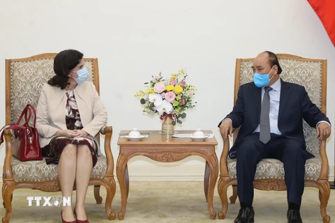 Thủ tướng Nguyễn Xuân Phúc tiếp bà Lianys Torres Rivera, Đại sứ Đặc mệnh Toàn quyền Cộng hòa Cuba tại Việt Nam. (Ảnh: Thống Nhất/TTXVN)