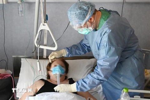 Nhân viên y tế điều trị cho bệnh nhân COVID-19 tại bệnh viện ở Rome, Italy ngày 8/4/2020. (Ảnh: AFP/TTXVN)