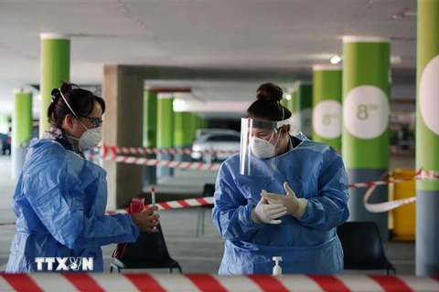 Nhân viên y tế làm việc tại một trạm xét nghiệm COVID-19 lưu động ở Centurion, Nam Phi, ngày 9/4/2020. (Ảnh: AFP/TTXVN)