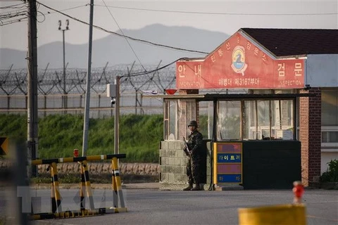 Binh sỹ Hàn Quốc gác tại một trạm kiểm soát gần Khu Phi quân sự (DMZ). (Nguồn: AFP/TTXVN)