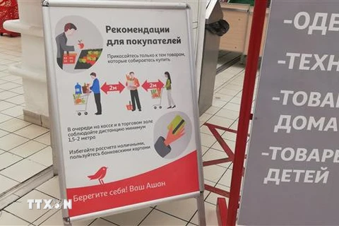 Biển yêu cầu giãn cách xã hội 2m trong cửa hàng thực phẩm tại thủ đô Moskva (Nga). (Ảnh: Duy Trinh/TTXVN)