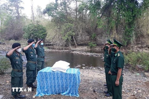 Bộ đội biên phòng Đắk Nông tặng gạo cho lực lượng bảo vệ biên giới Vương quốc Campuchia. (Ảnh: TTXVN)