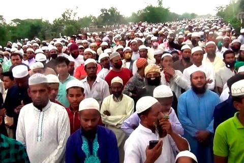 100.000 nghìn người đã tham dự buổi cầu nguyện trong đám tang giáo sỹ Maulana Zubayer Ahmad Ansari bất chấp COVID-19. (Nguồn: AP)