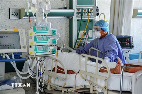 Nhân viên y tế chăm sóc bệnh nhân mắc COVID-19 tại trung tâm y tế ở Toluca, Mexico ngày 9/4/2020. (Ảnh: AFP/TTXVN)