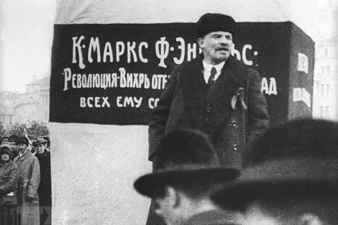 V.I.Lenin phát biểu tại Lễ khánh thành tượng đài K.Marx và F.Engels trên Quảng trường Đỏ trong Lễ kỷ niệm một năm ngày Cách mạng Tháng Mười Nga thành công, 7/11/1918. (Ảnh: Tư liệu/TTXVN)