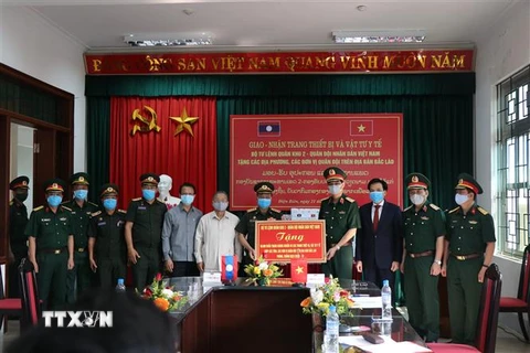 Bộ Tư lệnh Quân khu 2 trao tặng trang thiết bị vật tư y tế cho các tỉnh Bắc Lào trong phòng chống dịch COVID-19. (Ảnh: Phan Tuấn Anh/TTXVN)
