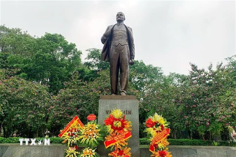 Thành đoàn Hà Nội dâng hoa tại Tượng đài V.I.Lenin nhân kỷ niệm 150 Ngày sinh của Người (22/4/1870-22/4/2020). (Ảnh: TTXVN)