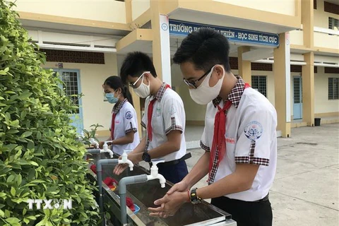 Học sinh rửa tay trước khi vào lớp học. (Ảnh minh họa. Nguồn: TTXVN)