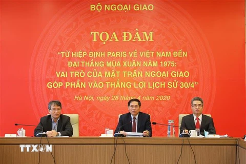 Ủy viên Trung ương Đảng, Thứ trưởng Thường trực Bộ Ngoại giao Bùi Thanh Sơn (giữa) chủ trì tọa đàm. (Ảnh: Lâm Khánh/TTXVN)