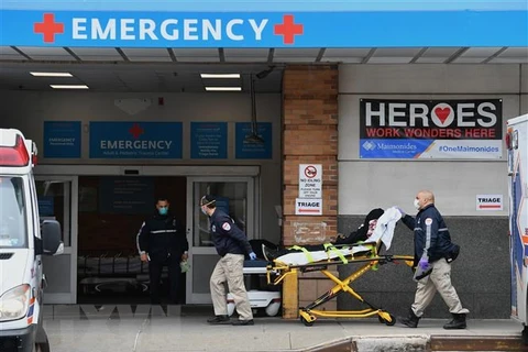 Nhân viên y tế chuyển bệnh nhân COVID-19 tới trung tâm y tế Maimonides ở Brooklyn, New York, Mỹ ngày 23/4/2020. (Ảnh: AFP/TTXVN)