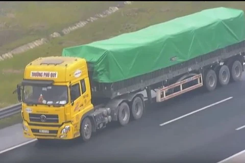 Một tài xế xe ôtô tải cố tình lùi ngược chiều trên cao tốc Hà Nội-Hải Phòng đã bị xử lý nghiêm theo quy định của pháp luật. (Ảnh: VIDIFI)