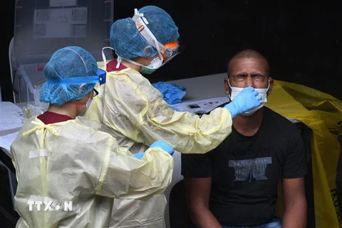  Nhân viên y tế lấy mẫu xét nghiệm COVID-19 tại Singapore ngày 27/4/2020. (Ảnh: AFP/TTXVN)