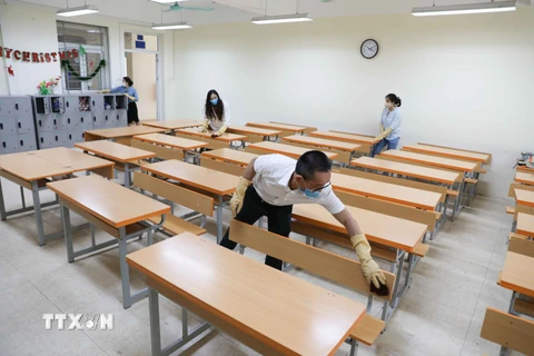 Khối các trường Trung học cơ sở, Trung học phổ thông trên địa bàn Hà Nội đang tích cực triển khai các điều kiện bảo đảm an toàn cho học sinh đi học trở lại. (Ảnh: TTXVN)