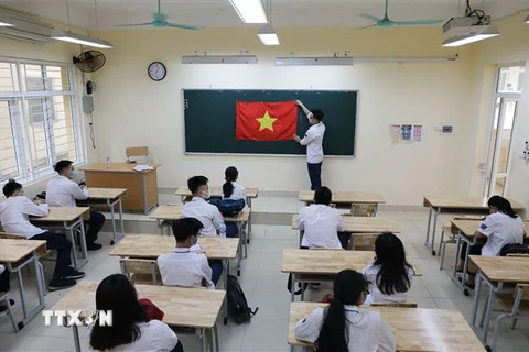Học sinh Trường THPT Trần Nhân Tông, quận Hai Bà Trưng chuẩn bị lễ chào cờ đầu tuần. (Ảnh: Thanh Tùng/TTXVN)