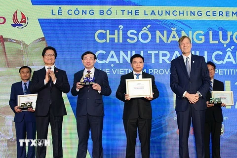 Ban tổ chức trao xếp hạng PCI 2019 cao nhất cho đại diện tỉnh Quảng Ninh. (Ảnh: Quốc Tuấn/TTXVN)