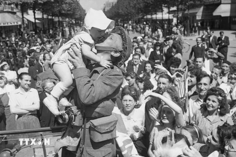 Binh lính Anh nhận được sự đón tiếp nồng hậu của người dân Paris (Pháp) khi tiến vào thành phố vừa được giải phóng. (Ảnh: Tư liệu quốc tế/TTXVN phát)