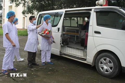 Bệnh viện Đa khoa huyện Nho Quan bố trí xe đưa bệnh nhân về nhà tại huyện Can Lộc, tỉnh Hà Tĩnh. (Ảnh: Hải Yến/TTXVN)