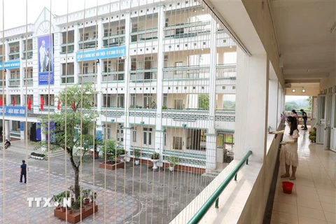 Trường Tiểu học Chu Văn An, quận Hoàng Mai tiến hành dọn dẹp, tổng vệ sinh toàn trường. (Ảnh: Thanh Tùng/TTXVN)