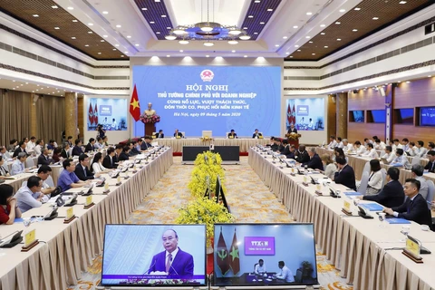 Thủ tướng Nguyễn Xuân Phúc chủ trì Hội nghị trực tuyến Thủ tướng Chính phủ với doanh nghiệp. (Ảnh: Thống Nhất/TTXVN)