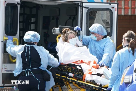Chuyển bệnh nhân nhiễm COVID-19 tới bệnh viện Wyckoff ở Brooklyn, New York, Mỹ. (Ảnh: AFP/TTXVN)
