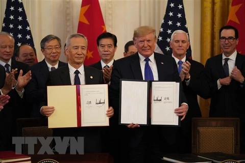 Tổng thống Mỹ Donald Trump (phải, phía trước) và Phó Thủ tướng Trung Quốc Lưu Hạc (trái, phía trước) tại lễ ký thỏa thuận thương mại giai đoạn một ở Washington DC.. (Ảnh: THX/TTXVN)