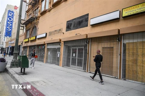 Các cửa hàng kinh doanh đóng cửa do dịch COVID-19 tại Los Angeles, Mỹ ngày 30/4/2020. (Ảnh: AFP/TTXVN)
