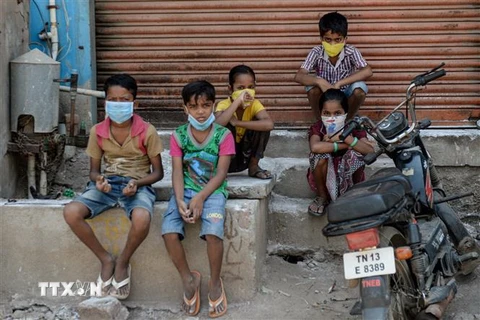 Con của những lao động nhập cư nghèo tại thành phố Chennai, Ấn Đô. (Ảnh: AFP/TTXVN)