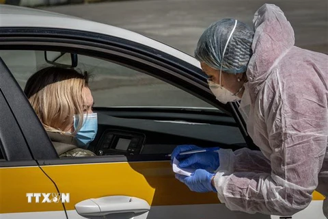 Nhân viên y tế lấy mẫu xét nghiệm COVID-19 tại Moskva, Nga, ngày 2/5/2020. (Ảnh: AFP/TTXVN)