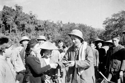 Chủ tịch Hồ Chí Minh đến thăm nông dân tỉnh Bắc Kạn đang thu hoạch lúa mùa năm 1950. (Ảnh: Tư liệu/TTXVN)
