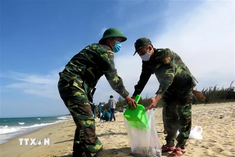 Chất thải được thu gom và chuyển đến nơi tập kết theo quy định. (Ảnh: Phước Ngọc/TTXVN)