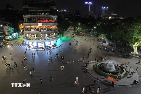 Khu vực Quảng trường Đông Kinh Nghĩa Thục bắt đầu đông người. (Ảnh chụp lúc 20 giờ). (Ảnh: Thành Đạt/TTXVN)