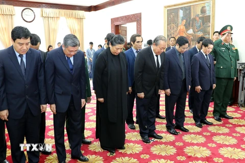 Đoàn đại biểu cấp cao Đảng, Nhà nước, MTTQ Việt Nam viếng nguyên Thủ tướng Lào Sisavath Keobounphanh. (Ảnh: Lâm Khánh/TTXVN)