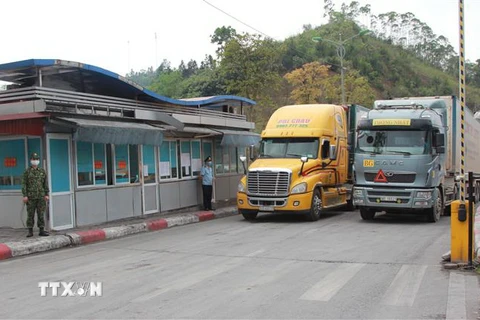 Phương tiện chuẩn bị xuất khẩu hàng hóa qua cửa khẩu quốc tế Hữu Nghị, Lạng Sơn. (Ảnh: Quang Duy/TTXVN)