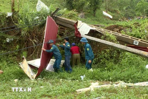 Lực lượng chức năng huyện Bảo Thắng, tỉnh Lào Cai giúp nhân dân địa phương khắc phục hậu quả do mưa lũ gây ra. (Ảnh: Quốc Khánh/TTXVN)
