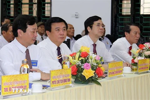 Bí thư Trung ương Đảng Nguyễn Xuân Thắng (thứ 2, từ trái sang) cùng lãnh đạo tỉnh Phú Thọ dự Đại hội đại biểu Đảng bộ xã Vạn Xuân lần thứ nhất. (Ảnh: Trung Kiên/TTXVN)