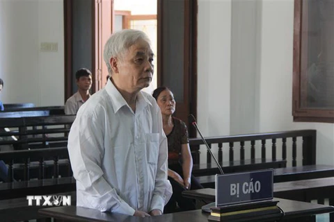 Bị cáo Lê Văn Phước, nguyên Chánh án Tòa án Nhân dân tỉnh Phú Yên lĩnh án 12 năm 6 tháng tù (giảm 3 năm) theo mức án phiên xét xử sơ thẩm ngày 30/12/2019. (Ảnh: TTXVN)