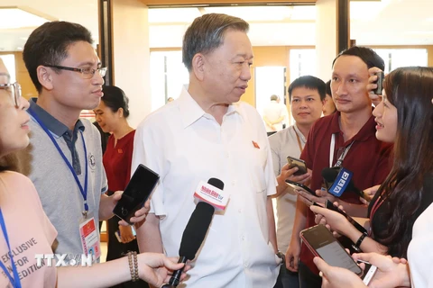 Đại tướng, Bộ trưởng Bộ Công an Tô Lâm trả lời phỏng vấn báo chí trong giờ nghỉ giải lao. (Ảnh: Trọng Đức/TTXVN)