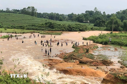 Vỡ đập Đầm Thìn, huyện Cẩm Khê, tỉnh Phú Thọ. (Ảnh: Tạ Toàn/TTXVN)