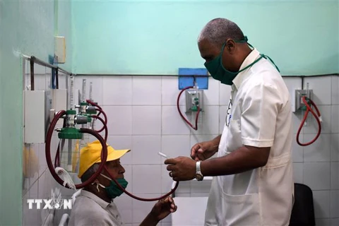 Bác sỹ khám cho người bệnh tại một bệnh viện ở La Habana, Cuba trong bối cảnh dịch COVID-19 bùng phát, ngày 31/3/2020. (Ảnh: THX/TTXVN)