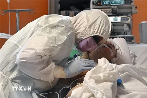 Nhân viên y tế điều trị cho bệnh nhân mắc COVID-19 tại một bệnh viện ở Rome, Italy ngày 24/3/2020. (Ảnh: AFP/TTXVN)